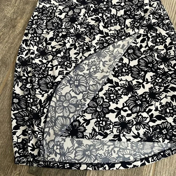 The Limited stretch wrap mini skirt White w/ navy floral print Women’s size 10 - Picture 4 of 13